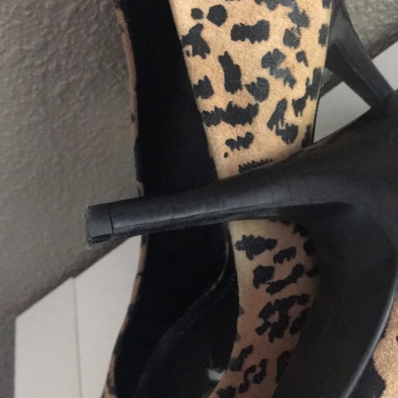 BCBG Paris Leopard Print pumps - Picture 4 of 4